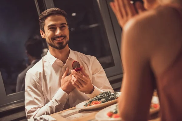 Man proposing in restaurant — Stock Photo, Image
