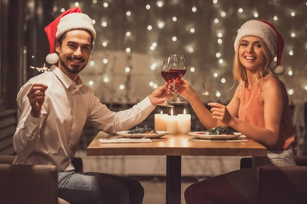 Yeni yılı kutlayan çift