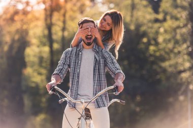 Bir iki kişilik bisiklet ile Çift