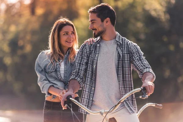 Casal com uma bicicleta em tandem — Fotografia de Stock