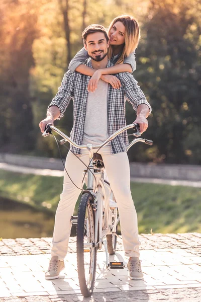 Par med en tandem cykel — Stockfoto