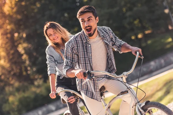 タンデム自転車をカップルします。 — ストック写真