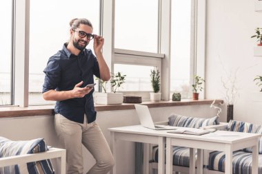 Şık adam kafede çalışma