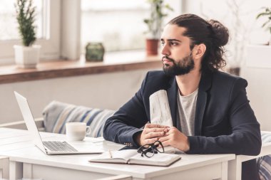 Şık adam çalışma