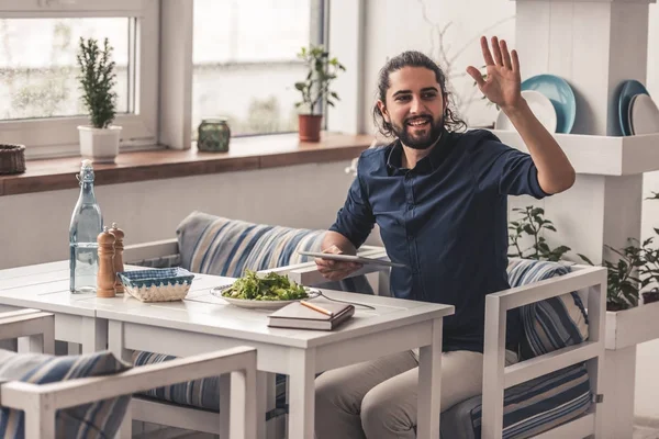 Chico con estilo en la cafetería — Foto de Stock