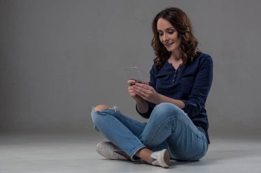 Çekici kadın ile becerikli alet