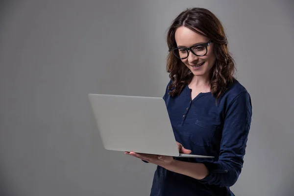 Attraktive Frau mit Gadget — Stockfoto