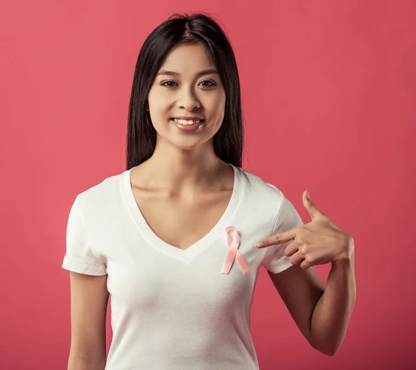 Mujer contra el cáncer de mama — Foto de Stock