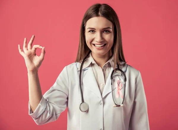 Mujer contra el cáncer de mama — Foto de Stock