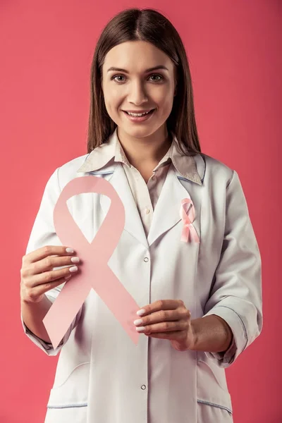 Mujer contra el cáncer de mama — Foto de Stock