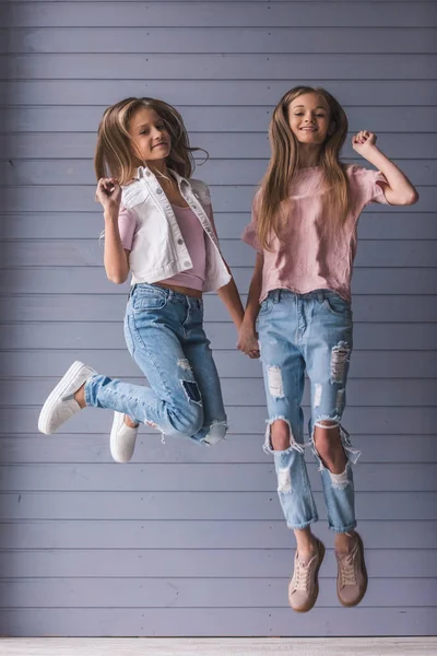 Twee tienermeisjes — Stockfoto