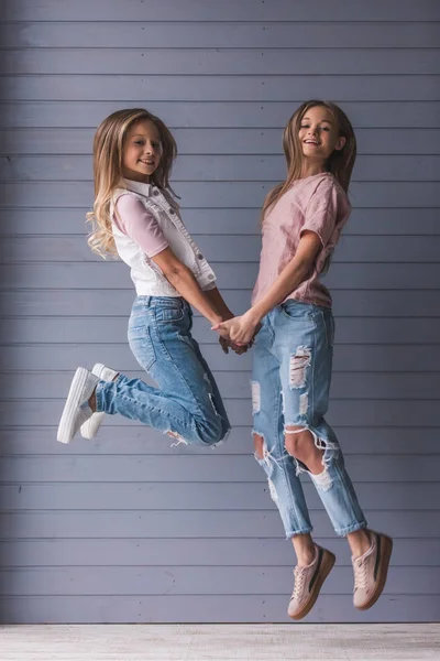 Dos chicas adolescentes —  Fotos de Stock