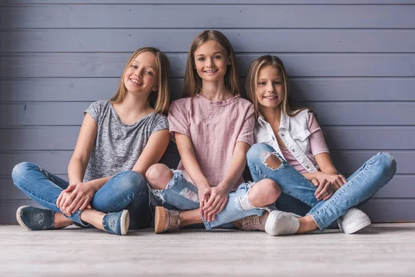 Three teenage girls — Stockfoto