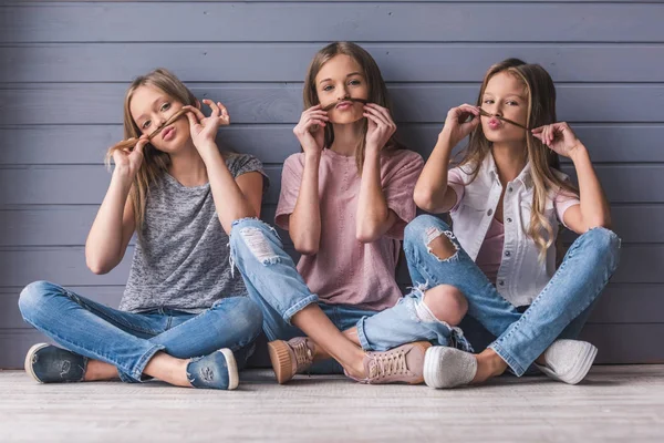 Tři mladé dívky — Stock fotografie