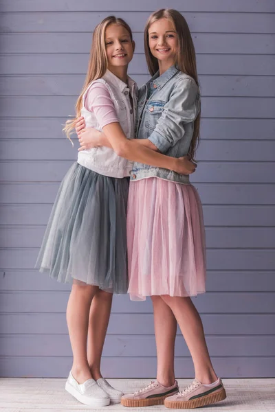 Two teenage girls — Stock Photo, Image