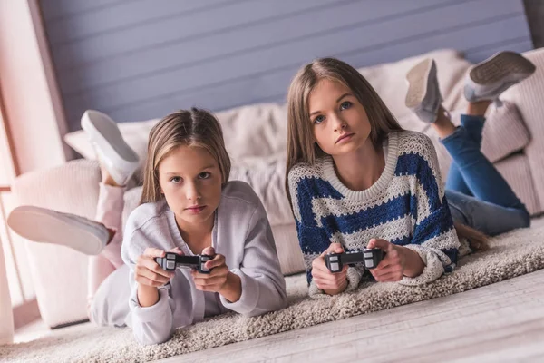 Adolescentes en casa —  Fotos de Stock