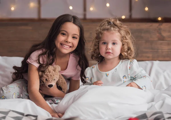 Kinderen op Kerstmis — Stockfoto