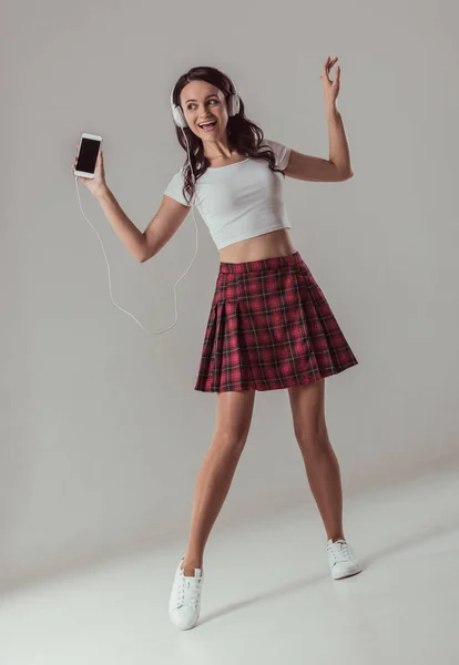 Meisje dat naar muziek luistert — Stockfoto