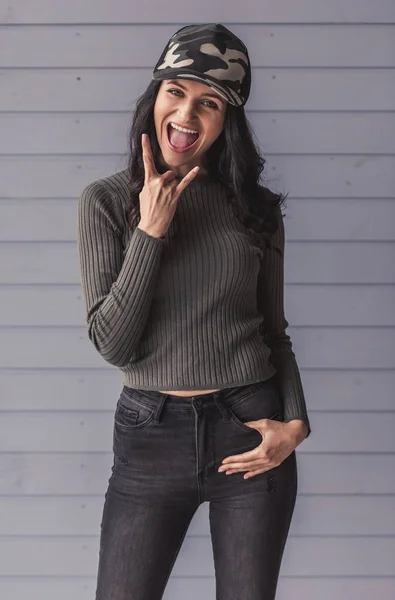 Jovem mulher elegante — Fotografia de Stock