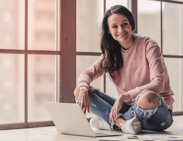 Attractive woman at home — Stock Photo, Image