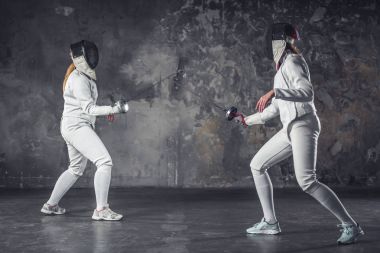 İki kadın eskrim