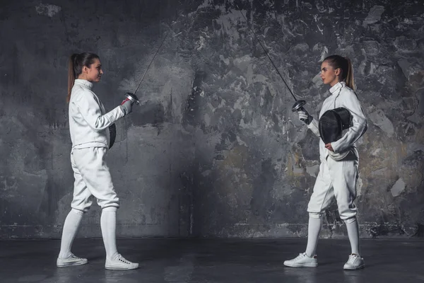 Dos mujeres esgrima —  Fotos de Stock