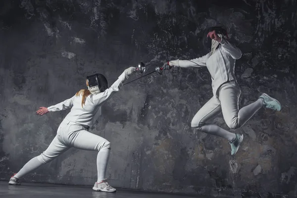 Дві жінки фехтування — стокове фото