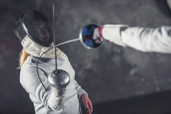 Two women fencing — Stock Photo, Image