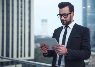 yakışıklı işadamı açık havada