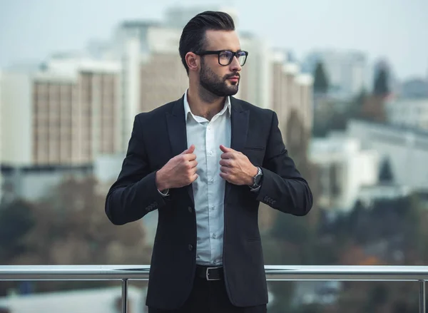 Hombre de negocios guapo al aire libre — Foto de Stock