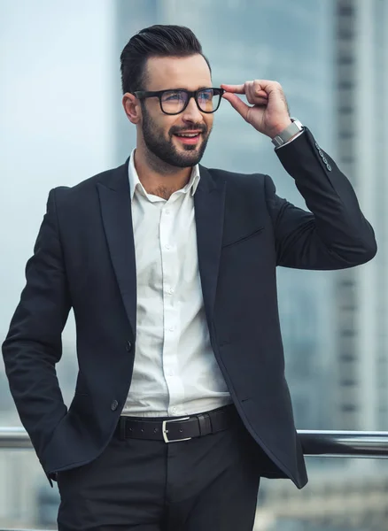 Hombre de negocios guapo al aire libre — Foto de Stock