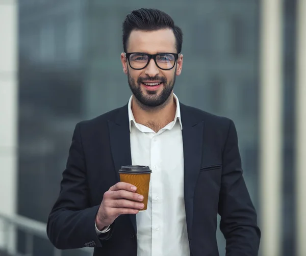 Schöner Geschäftsmann im Freien — Stockfoto