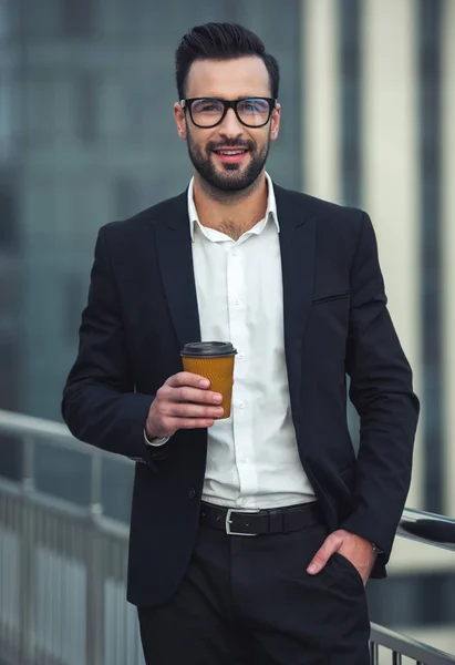 Hombre de negocios guapo al aire libre —  Fotos de Stock