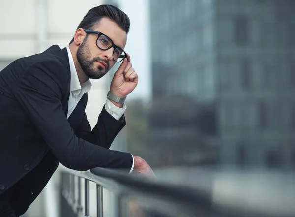 Hombre de negocios guapo al aire libre — Foto de Stock