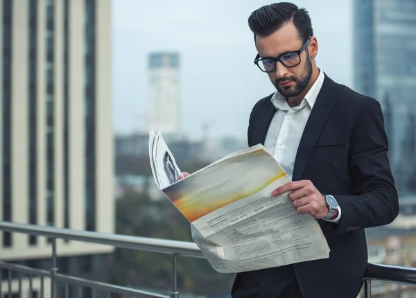 Bonito empresário ao ar livre — Fotografia de Stock