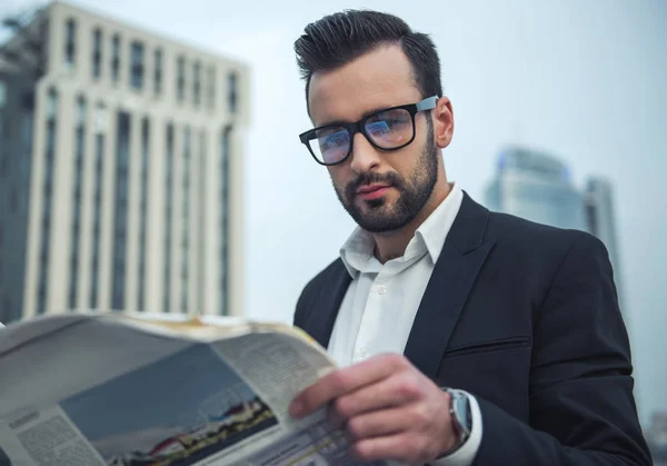 Hombre de negocios guapo al aire libre — Foto de Stock