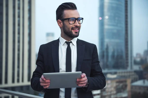 Hombre de negocios guapo al aire libre —  Fotos de Stock