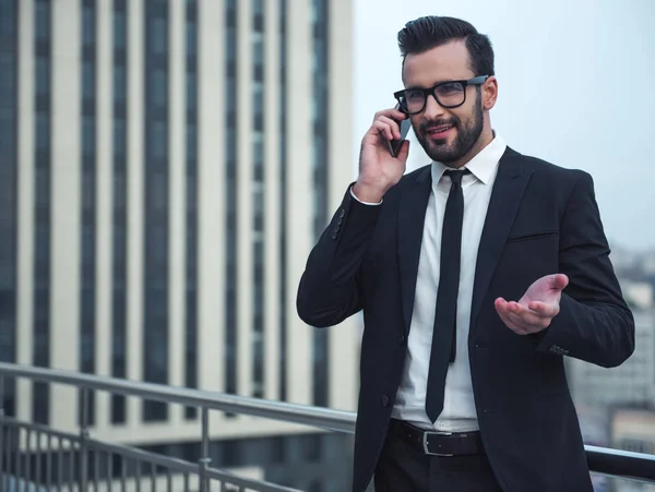 Hombre de negocios guapo al aire libre — Foto de Stock