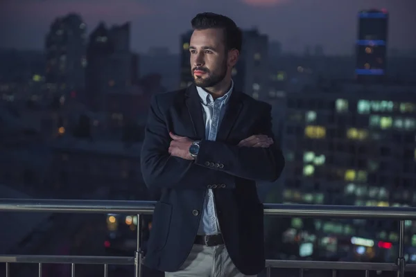 Hombre de negocios guapo en la noche — Foto de Stock