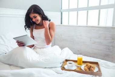 Güzel kız Odaya Servis Kahvaltı