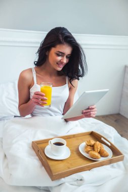 Güzel kız Odaya Servis Kahvaltı