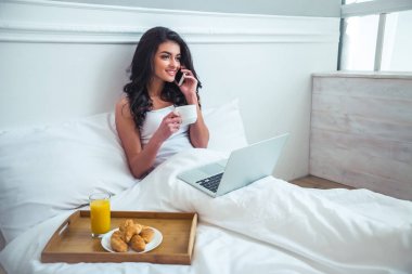 Güzel kız Odaya Servis Kahvaltı