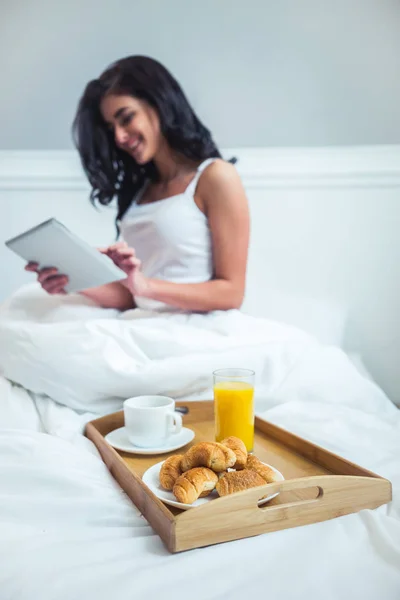 Pequeno-almoço menina bonita — Fotografia de Stock