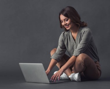 Kadın ile becerikli alet