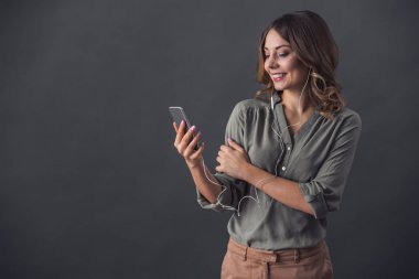 Kadın ile becerikli alet