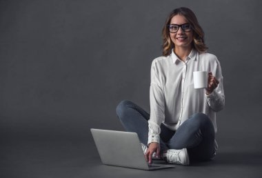 Kadın ile becerikli alet