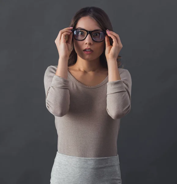 Aantrekkelijke jonge vrouw — Stockfoto