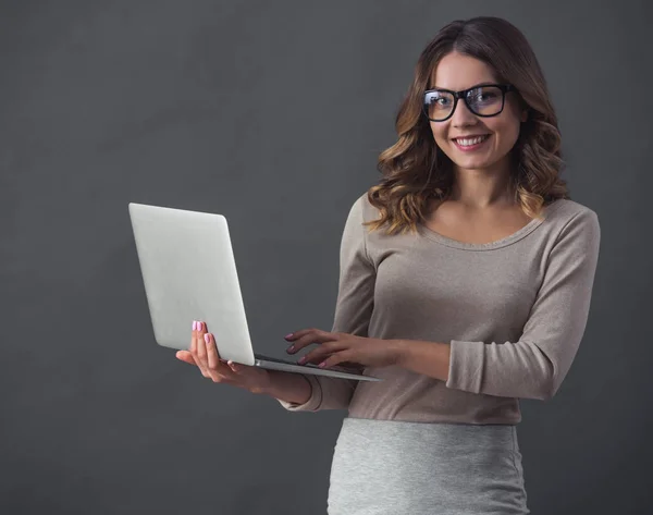 Frau mit Gadget — Stockfoto