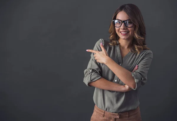 Attraktive junge Geschäftsfrau — Stockfoto