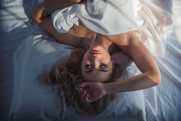 Woman in bedroom — Stock Photo, Image